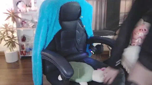 Snapshot of Suzie_Wet_Cave chatting on October 24, 2025, 12:01 pm Suzie Wet Cave online show from October 24, 2025, 12:01 pm