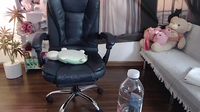 Snapshot of Suzie_Wet_Cave chatting on October 27, 2025, 11:58 am Suzie Wet Cave online show from October 27, 2025, 11:58 am