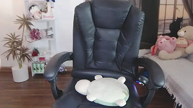 Snapshot of Suzie_Wet_Cave chatting on October 28, 2025, 11:36 am Suzie Wet Cave online show from October 28, 2025, 11:36 am