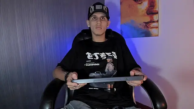 Snapshot of _realwav chatting on December 15, 2025, 5:44 am realwav online show from December 15, 2025, 5:44 am