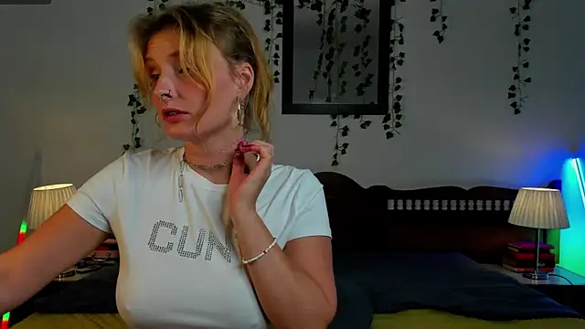 Snapshot of Ariana_Spring chatting on September 10, 2025, 2:17 pm Ariana Spring online show from September 10, 2025, 2:17 pm