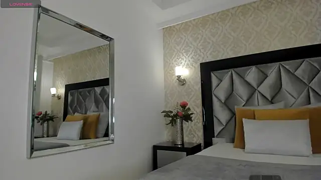 Layla Mackenzie online show from October 10, 2025, 4:22 am