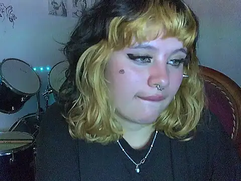 Snapshot of _MoonBlue_ chatting on December 15, 2025, 6:17 am MoonBlue online show from December 15, 2025, 6:17 am