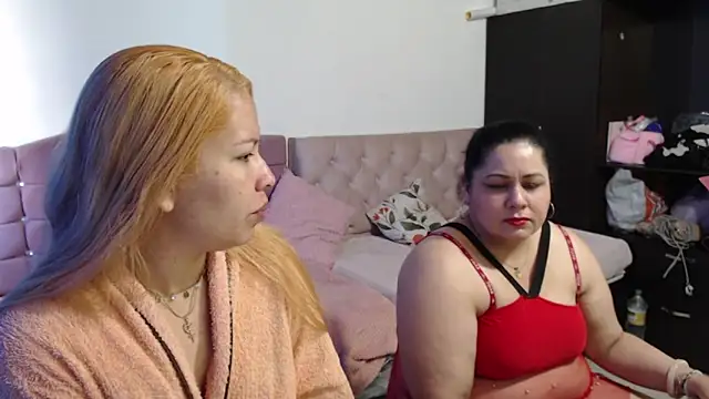 Snapshot of MISTRESSMILF40 chatting on December 17, 2025, 1:06 pm MISTRESSMILF40 online show from December 17, 2025, 1:06 pm