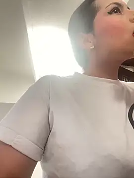 Mia garcia28 online show from November 18, 2025, 8:02 pm