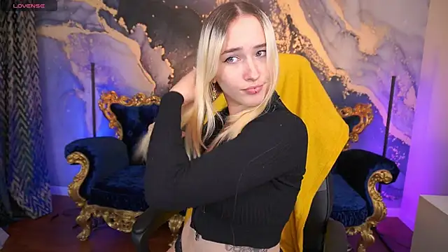 LilElfie online show from October 22, 2025, 7:46 pm