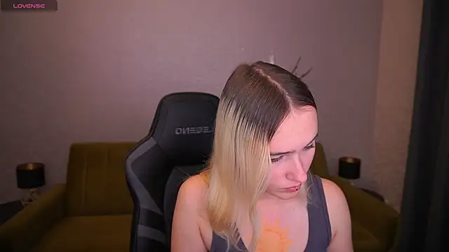 LilElfie online show from November 8, 2025, 2:28 pm