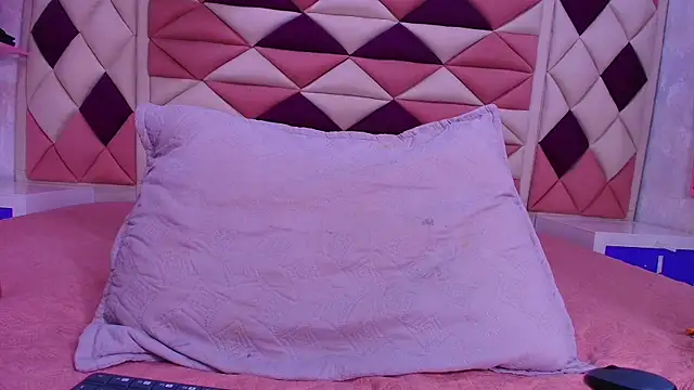 valecastro  online show from November 12, 2025, 7:13 pm