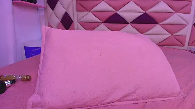 valecastro  online show from November 13, 2025, 7:13 pm