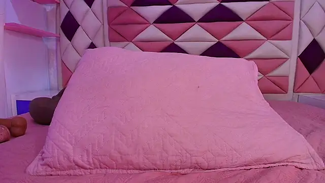 valecastro  online show from November 14, 2025, 7:12 pm