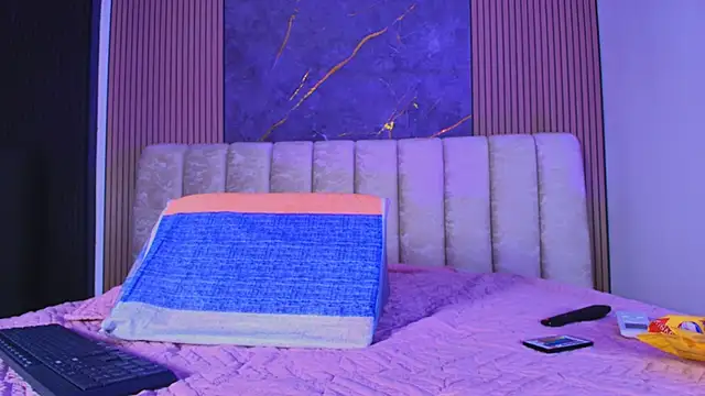 valecastro  online show from December 4, 2025, 7:11 pm