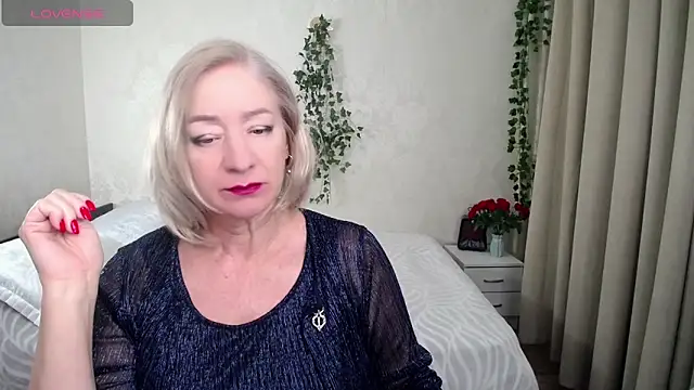 hunters woman online show from November 30, 2025, 11:20 pm