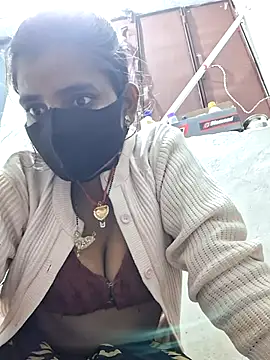 Snapshot of RAYI_Queen_3 chatting on December 14, 2025, 4:01 pm RAYI Queen 3 online show from December 14, 2025, 4:01 pm