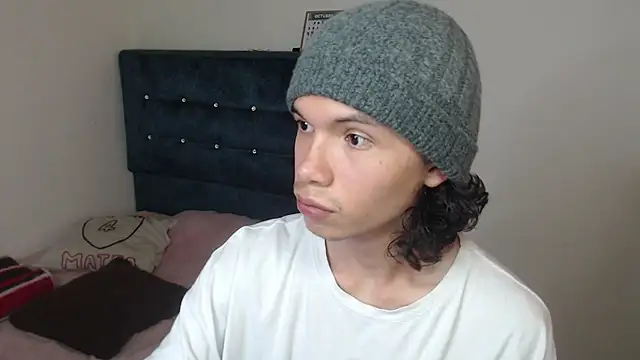 Snapshot of Xoxo_Smiles chatting on October 18, 2025, 8:20 pm Xoxo Smiles online show from October 18, 2025, 8:20 pm