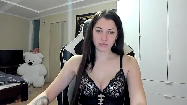 Snapshot of EmiLovsi chatting on November 15, 2025, 11:21 pm EmiLovsi online show from November 15, 2025, 11:21 pm