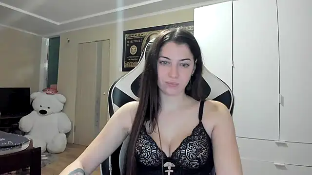 Snapshot of EmiLovsi chatting on November 16, 2025, 9:31 pm EmiLovsi online show from November 16, 2025, 9:31 pm