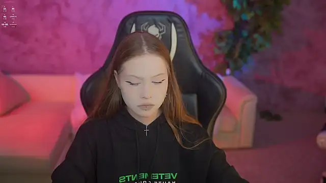 Snapshot of Esmie_Smile chatting on September 13, 2025, 2:28 pm Esmie Smile online show from September 13, 2025, 2:28 pm