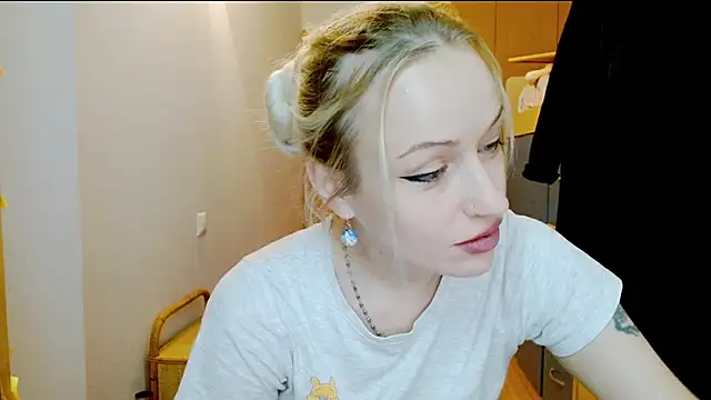 SatinQueen90 online show from December 1, 2025, 9:36 am