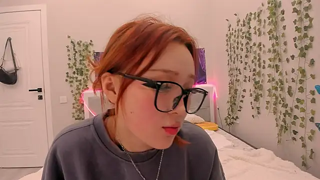 Snapshot of yuna_loon chatting on November 18, 2025, 3:49 pm yuna loon online show from November 18, 2025, 3:49 pm