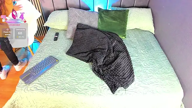 Snapshot of Gina_77 chatting on December 5, 2025, 7:43 pm Gina 77 online show from December 5, 2025, 7:43 pm