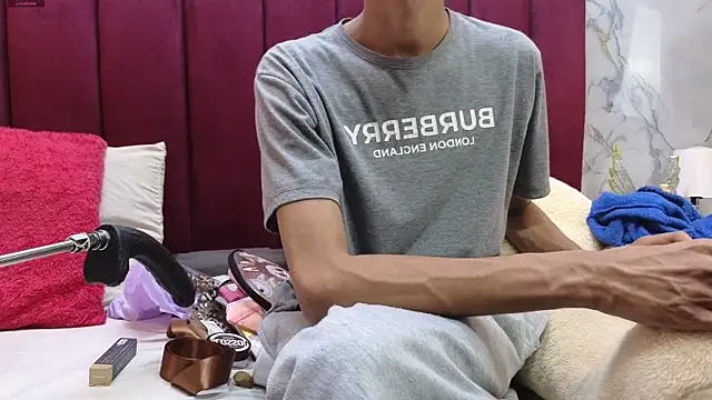 PrincePoppy online show from October 31, 2025, 8:43 pm