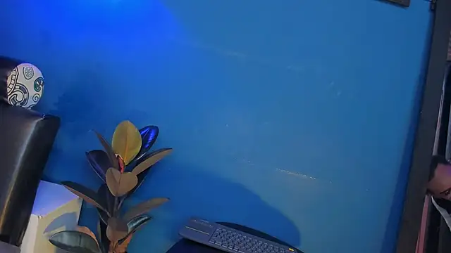 Snapshot of Hanzking01 chatting on October 26, 2025, 10:43 am Hanzking01 online show from October 26, 2025, 10:43 am