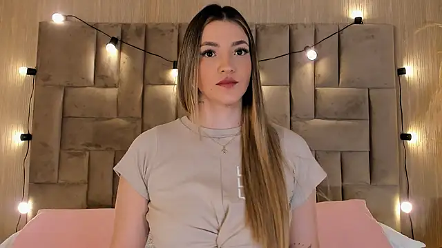 ClaradelMar online show from October 5, 2025, 10:46 am