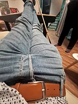 YoHaNdIsCrEt online show from December 4, 2025, 9:56 pm