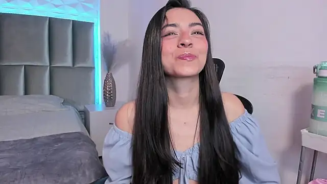 canelleGarces online show from September 12, 2025, 12:16 pm