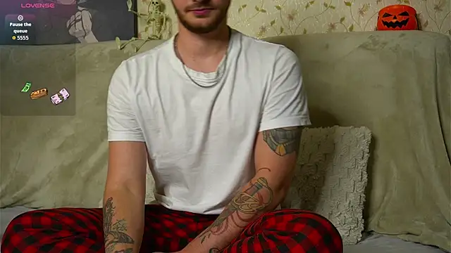 johnstoneisland online show from October 13, 2025, 8:42 pm