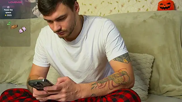 johnstoneisland online show from October 14, 2025, 8:48 am