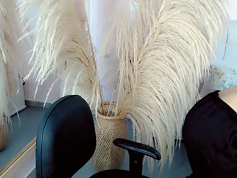 nathalialoes1 online show from October 17, 2025, 7:16 pm