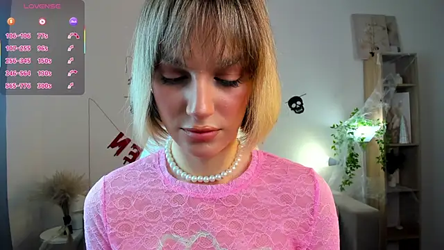 Ice Strawberry online show from October 31, 2025, 3:07 am