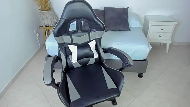 luccia smith online show from October 2, 2025, 12:34 pm