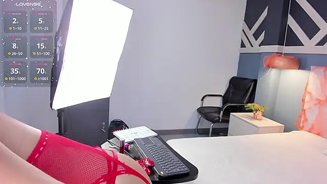 Snapshot of EmilyZahar chatting on October 10, 2025, 11:53 am EmilyZahar online show from October 10, 2025, 11:53 am