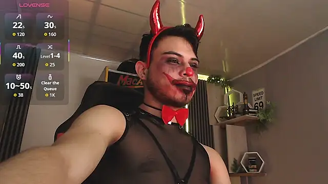 Snapshot of Bastian_MCcormick chatting on October 31, 2025, 1:01 pm Bastian MCcormick online show from October 31, 2025, 1:01 pm