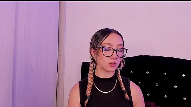 Snapshot of LauMiller chatting on October 29, 2025, 10:11 pm LauMiller online show from October 29, 2025, 10:11 pm