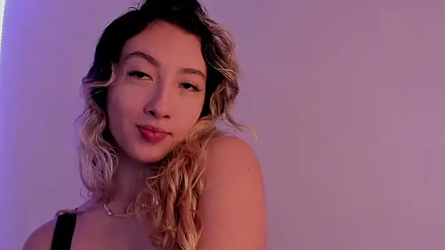 Snapshot of LauMiller chatting on October 31, 2025, 7:37 pm LauMiller online show from October 31, 2025, 7:37 pm