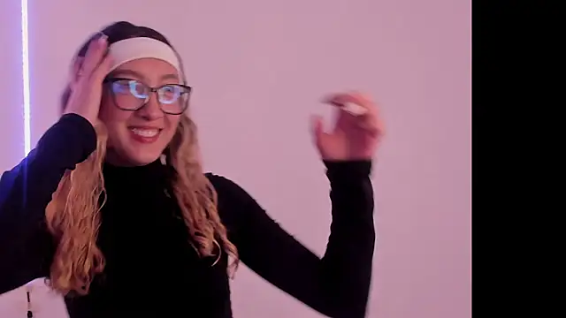 Snapshot of LauMiller chatting on November 4, 2025, 11:15 pm LauMiller online show from November 4, 2025, 11:15 pm