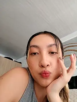 Snapshot of LauMiller chatting on November 8, 2025, 5:34 pm LauMiller online show from November 8, 2025, 5:34 pm