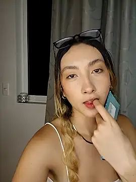 Snapshot of LauMiller chatting on November 19, 2025, 11:38 pm LauMiller online show from November 19, 2025, 11:38 pm