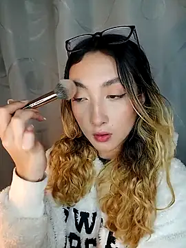 Snapshot of LauMiller chatting on November 21, 2025, 12:32 am LauMiller online show from November 21, 2025, 12:32 am