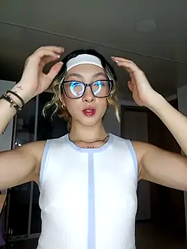 Snapshot of LauMiller chatting on November 24, 2025, 7:35 pm LauMiller online show from November 24, 2025, 7:35 pm