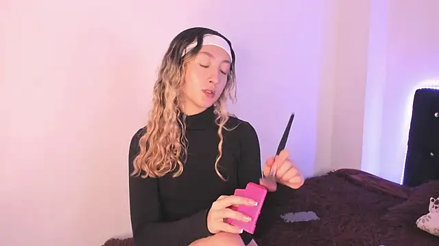 Snapshot of LauMiller chatting on November 29, 2025, 12:02 am LauMiller online show from November 29, 2025, 12:02 am