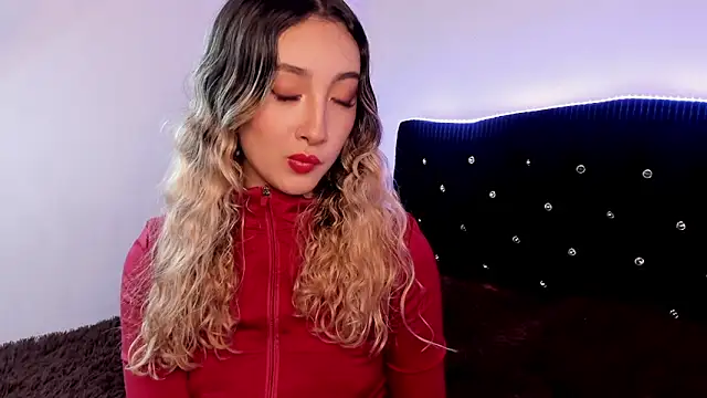 Snapshot of LauMiller chatting on December 14, 2025, 12:38 am LauMiller online show from December 14, 2025, 12:38 am