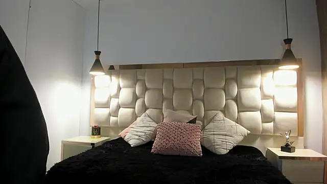 Emilia Bons online show from September 25, 2025, 1:15 pm