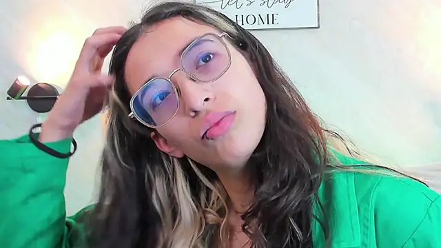 Emilia Bons online show from September 29, 2025, 1:49 pm