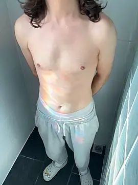 Snapshot of Frankieyyy1 chatting on September 29, 2025, 11:04 am Frankieyyy1 online show from September 29, 2025, 11:04 am