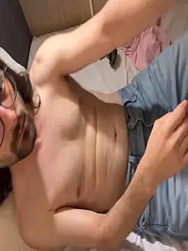 Snapshot of Frankieyyy1 chatting on October 8, 2025, 2:14 pm Frankieyyy1 online show from October 8, 2025, 2:14 pm