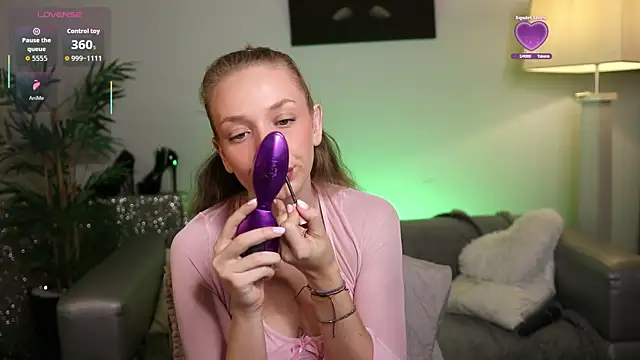 Snapshot of NovaHollisx chatting on November 14, 2025, 5:39 am NovaHollisx online show from November 14, 2025, 5:39 am